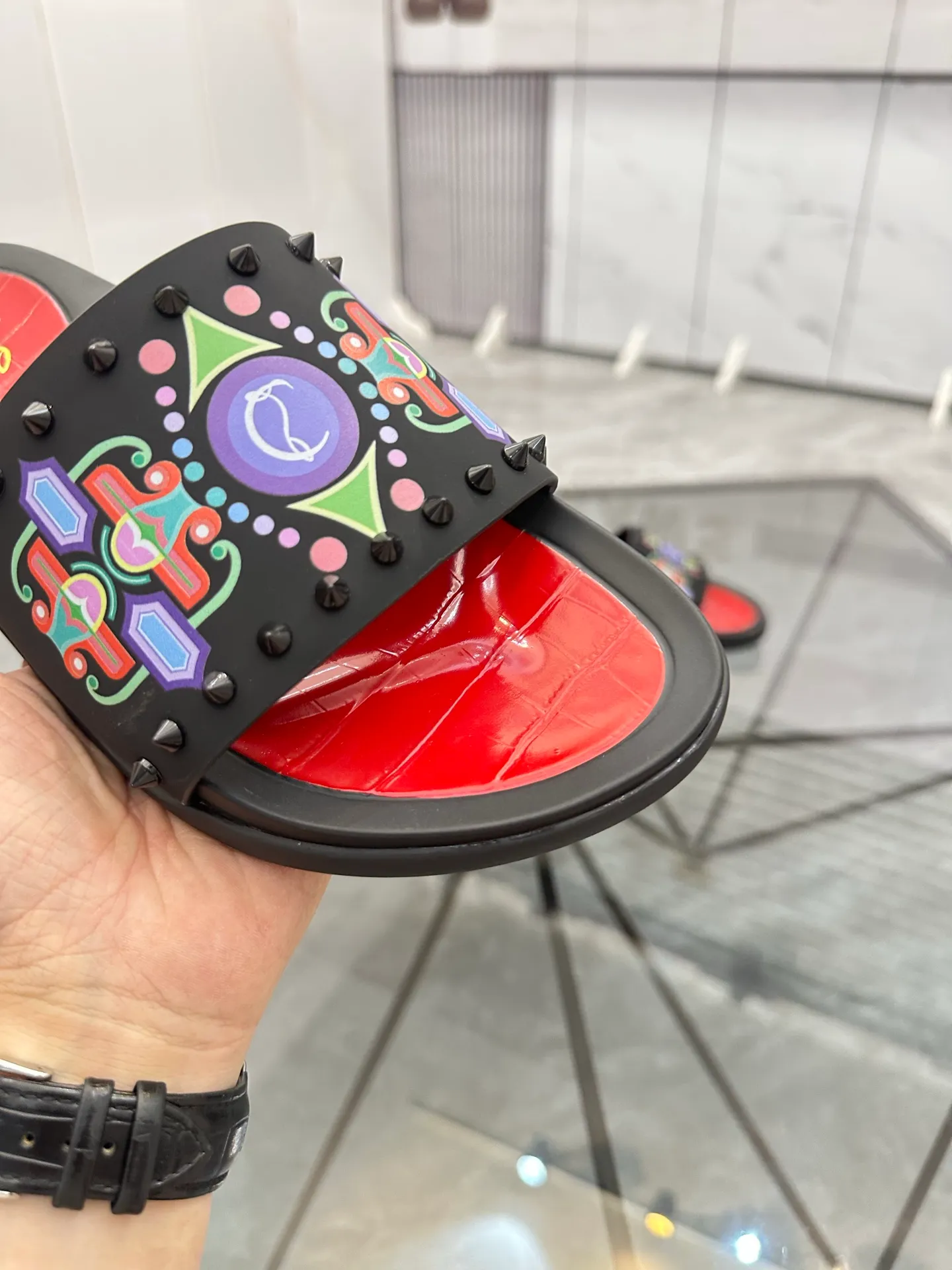 Men's shoes: 💰P340¥ Product trademark: CL red-soled shoes* "CL*" slippers Regular size: 38-44 (men's 45.46 can be customized) Product materials: imported cowhide upper, professional 5D craftsmanship, high-end rivets, sheepskin lining, original outsole. Number: 789